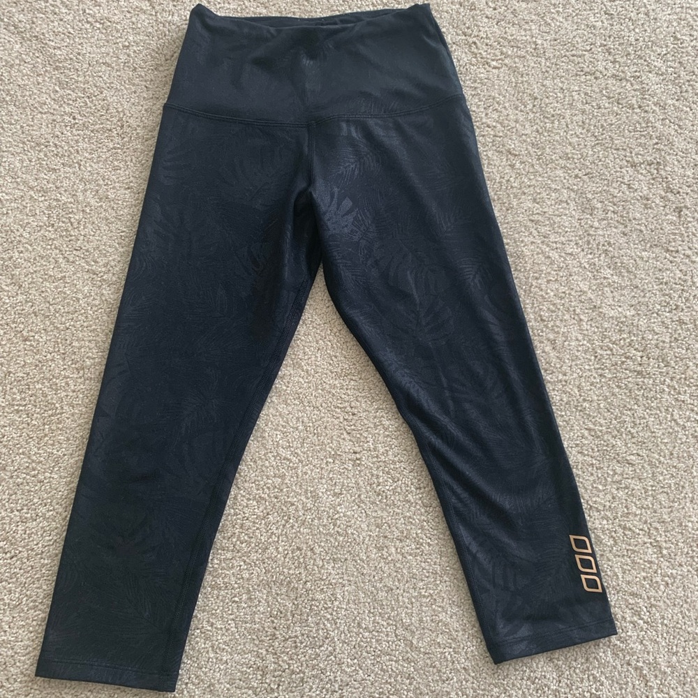Stylish Black Women’s 3/4 length Yoga pants